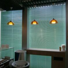 Алюминиевые жалюзи для кафе цена. Купить в «Мастерская Жалюзи»